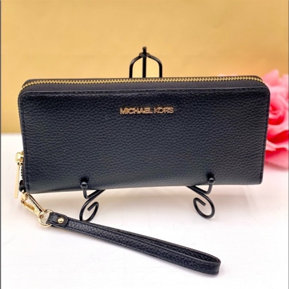 Michael Kors Continental Wallet
Wristlet Black - Picture 2 of 9